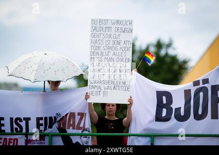 LANDTAGSWAHLKAMPF AFD THÜRINGEN 20/08/2024 - Erfurt: Gegendemonstranten mit Plakaten und Bannern. Landtagswahlkampf der Thüringer AfD mit dem Sommerfest in Erfurt am 20. August 2024. /                     *** LANDTAGSWAHLKAMPF AFD THÜRINGEN 20 08 2024 Erfurter Gegendemonstratoren mit Plakaten und Bannern Landeswahlkampf der Thüringer AfD mit der Sommerparty in Erfurt am 20. August 2024 Stockfoto