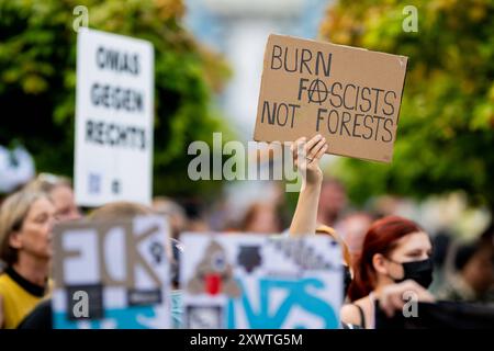 LANDTAGSWAHLKAMPF AFD THÜRINGEN 20/08/2024 - Erfurt: Gegendemonstranten mit Plakaten und Bannern. Landtagswahlkampf der Thüringer AfD mit dem Sommerfest in Erfurt am 20. August 2024. /                     *** LANDTAGSWAHLKAMPF AFD THÜRINGEN 20 08 2024 Erfurter Gegendemonstratoren mit Plakaten und Bannern Landeswahlkampf der Thüringer AfD mit der Sommerparty in Erfurt am 20. August 2024 Stockfoto