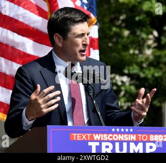 Kenosha, Wisconsin, USA. August 2024. Rep. BRYAN STEIL (R-Wisconsin) spricht vor dem republikanischen Vizepräsidenten Senator JD Vance (R-Ohio) bei einer Veranstaltung über Verbrechen und öffentliche Sicherheit im Civic Center Park gegenüber dem Kenosha County Courthouse in Kenosha, Wisconsin, Dienstag, den 20. August 2024. (Kreditbild: © Mark Hertzberg/ZUMA Press Wire) NUR REDAKTIONELLE VERWENDUNG! Nicht für kommerzielle ZWECKE! Stockfoto