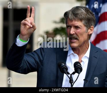 Kenosha, Wisconsin, USA. August 2024. ERIC HOVDE, der republikanische Kandidat für den Senat in Wisconsin, spricht vor dem republikanischen Vizepräsidentschaftskandidaten Senator JD Vance (R-Ohio) bei einer Veranstaltung über Verbrechen und öffentliche Sicherheit im Civic Center Park gegenüber dem Kenosha County Courthouse in Kenosha, Wisconsin, Dienstag, den 20. August 2024. (Kreditbild: © Mark Hertzberg/ZUMA Press Wire) NUR REDAKTIONELLE VERWENDUNG! Nicht für kommerzielle ZWECKE! Stockfoto