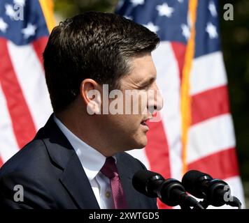 Kenosha, Wisconsin, USA. August 2024. Rep. BRYAN STEIL (R-Wisconsin) spricht vor dem republikanischen Vizepräsidenten Senator JD Vance (R-Ohio) bei einer Veranstaltung über Verbrechen und öffentliche Sicherheit im Civic Center Park gegenüber dem Kenosha County Courthouse in Kenosha, Wisconsin, Dienstag, den 20. August 2024. (Kreditbild: © Mark Hertzberg/ZUMA Press Wire) NUR REDAKTIONELLE VERWENDUNG! Nicht für kommerzielle ZWECKE! Stockfoto