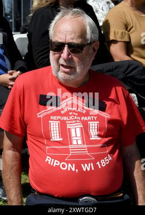 Kenosha, Wisconsin, USA. August 2024. Die Teilnehmer hören den für den republikanischen Vizepräsidenten nominierten Senator JD Vance (R-Ohio) und andere Redner bei einer Veranstaltung über Kriminalität und öffentliche Sicherheit im Civic Center Park gegenüber dem Kenosha County Courthouse in Kenosha, Wisconsin, Dienstag, den 20. August 2024. (Kreditbild: © Mark Hertzberg/ZUMA Press Wire) NUR REDAKTIONELLE VERWENDUNG! Nicht für kommerzielle ZWECKE! Stockfoto