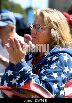 Kenosha, Wisconsin, USA. August 2024. Die Teilnehmer hören den für den republikanischen Vizepräsidenten nominierten Senator JD Vance (R-Ohio) und andere Redner bei einer Veranstaltung über Kriminalität und öffentliche Sicherheit im Civic Center Park gegenüber dem Kenosha County Courthouse in Kenosha, Wisconsin, Dienstag, den 20. August 2024. (Kreditbild: © Mark Hertzberg/ZUMA Press Wire) NUR REDAKTIONELLE VERWENDUNG! Nicht für kommerzielle ZWECKE! Stockfoto