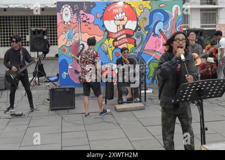 An dem Platz Taman Fatahillah spielt Komunitas Rock Kota Tua Jakarta. Die Musikszene in Indonesiens Hauptstadt Jakarte wird geprägt von vielen kleinen Bands, die auf öffentlichen Plätzen auftreten. *** Komunitas Rock Kota Tua Jakarta spielt auf dem Taman Fatahillah Platz die Musikszene in der indonesischen Hauptstadt Jakarta ist geprägt von vielen kleinen Bands, die an öffentlichen Plätzen auftreten Stockfoto