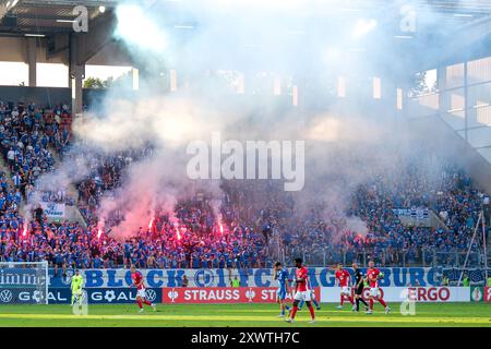 Fans / Anhaenger von Magdeburg zuenden Pyrotechnik, GER, Kickers Offenbach vs. 1. FC Magdeburg, Fußball, DFB-Pokal, 1. Runde, Saison 2024/2025, 19.08.2024. DIE DFB-VORSCHRIFTEN VERBIETEN DIE VERWENDUNG VON FOTOS ALS BILDSEQUENZEN UND/ODER QUASI-VIDEO. Foto: Eibner-Pressefoto/Florian Wiegand Stockfoto