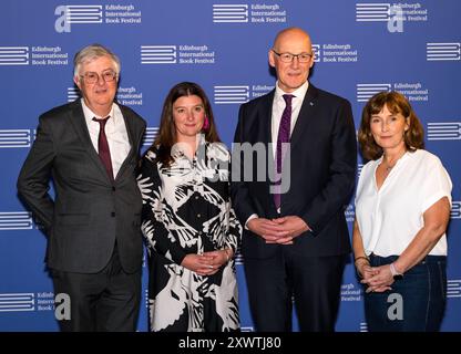 Edinburgh, Schottland, Vereinigtes Königreich, 20. August 2024. Edinburgh International Book Festival: Mark Drakeford, ehemaliger walisischer erster Minister für walisische Arbeit und John Swinney, Schottlands erster Minister und SNP-Leiter, sind heute im Gespräch mit Laura Maxwell auf dem Buchfestival. Im Bild: Mark Drakeford, Jenny Niven (Festival Director), FM John Swinney & Laura Maxwell. Quelle: Sally Anderson/Alamy Live News Stockfoto