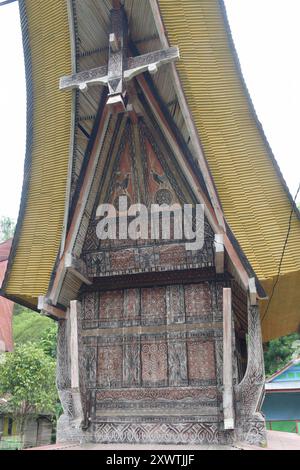 In Sangalla und in dessen Umland gibt es viele kunstvoll errichtetete Reisspeicher der Toraja zu bestaunen. Die traditionellen Reisspeicher werden Alang genannt und stehen auf runden Pfählen. Dagegen stehen die traditionellen Wohnhäuser, die tongkonan genannt werden, auf eckigen Pfählen. Ein typisches Toraja-Dorf besteht aus zwei parallelen Häuserreihen in Ost-West-Richtung. Die Wohnhäuser sehen nach Norden und damit den Göttern entgegen. Ihnen gegenüber stehen die Reisspeicher. Für traditionell denkende Toraja ist der tongkonan viel mehr als ein Schutz vor der Witterung. Ihre Wohnhäuser sind N Stockfoto