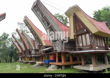 In Sangalla und in dessen Umland gibt es viele kunstvoll errichtetete Reisspeicher der Toraja zu bestaunen. Die traditionellen Reisspeicher werden Alang genannt und stehen auf runden Pfählen. Dagegen stehen die traditionellen Wohnhäuser, die tongkonan genannt werden, auf eckigen Pfählen. Ein typisches Toraja-Dorf besteht aus zwei parallelen Häuserreihen in Ost-West-Richtung. Die Wohnhäuser sehen nach Norden und damit den Göttern entgegen. Ihnen gegenüber stehen die Reisspeicher. Für traditionell denkende Toraja ist der tongkonan viel mehr als ein Schutz vor der Witterung. Ihre Wohnhäuser sind N Stockfoto