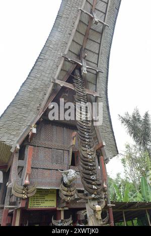 In Sangalla und in dessen Umland gibt es viele kunstvoll errichtetete Reisspeicher der Toraja zu bestaunen. Die traditionellen Reisspeicher werden Alang genannt und stehen auf runden Pfählen. Dagegen stehen die traditionellen Wohnhäuser, die tongkonan genannt werden, auf eckigen Pfählen. Ein typisches Toraja-Dorf besteht aus zwei parallelen Häuserreihen in Ost-West-Richtung. Die Wohnhäuser sehen nach Norden und damit den Göttern entgegen. Ihnen gegenüber stehen die Reisspeicher. Für traditionell denkende Toraja ist der tongkonan viel mehr als ein Schutz vor der Witterung. Ihre Wohnhäuser sind N Stockfoto