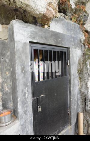 In dieser Höhle wurden schon viele Angehörige der Toraja beerdigt. An den Gräbern werden geschnitzte Holzfiguren aufgestellt, die Verstorbenen symbolisieren. Weil bei dem Grab mal Sachen gestohlen wurden, ist es jetzt abgesperrt. Religion Ihre ursprüngliche Religion bezeichnet man heute als Rituale der Ahnen aluk to dolo. Sie basieren auf den Gegensätzen Leben und Tod, Ost und West, Sonnenaufgang und - untergang. Viele Riten bleiben erhalten, obwohl mit den Holländern auch Missionare kamen. Diese untersagen zum Beispiel alle Bräuche zur Förderung der Fruchtbarkeit, befürworten abe Stockfoto