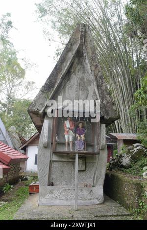 Hier beerdigen die Toraja ihre Angehörigen in einem Familiengrab. Religion Ihre ursprüngliche Religion bezeichnet man heute als Rituale der Ahnen aluk to dolo. Sie basieren auf den Gegensätzen Leben und Tod, Ost und West, Sonnenaufgang und - untergang. Viele Riten bleiben erhalten, obwohl mit den Holländern auch Missionare kamen. Diese untersagen zum Beispiel alle Bräuche zur Förderung der Fruchtbarkeit, befürworten aber den Totenkult. Das Bestatungsritual aluk rambe matampu gewann dadurch in der Gesellschaft der Toraja an Bedeutung. Ihre verstorbenen Familienmitglieder werden aber auch Stockfoto