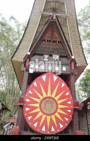 Die Röhre stellt ein Familiengrab da, in der Toraja ihre Angehörigen beerdigen. Religion Ihre ursprüngliche Religion bezeichnet man heute als Rituale der Ahnen aluk to dolo. Sie basieren auf den Gegensätzen Leben und Tod, Ost und West, Sonnenaufgang und - untergang. Viele Riten bleiben erhalten, obwohl mit den Holländern auch Missionare kamen. Diese untersagen zum Beispiel alle Bräuche zur Förderung der Fruchtbarkeit, befürworten aber den Totenkult. Das Bestatungsritual aluk rambe matampu gewann dadurch in der Gesellschaft der Toraja an Bedeutung. Ihre verstorbenen Familienmitgli Stockfoto