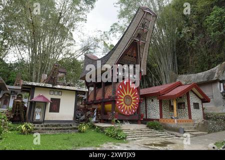 Die Röhre stellt ein Familiengrab da, in der Toraja ihre Angehörigen beerdigen. Religion Ihre ursprüngliche Religion bezeichnet man heute als Rituale der Ahnen aluk to dolo. Sie basieren auf den Gegensätzen Leben und Tod, Ost und West, Sonnenaufgang und - untergang. Viele Riten bleiben erhalten, obwohl mit den Holländern auch Missionare kamen. Diese untersagen zum Beispiel alle Bräuche zur Förderung der Fruchtbarkeit, befürworten aber den Totenkult. Das Bestatungsritual aluk rambe matampu gewann dadurch in der Gesellschaft der Toraja an Bedeutung. Ihre verstorbenen Familienmitgli Stockfoto