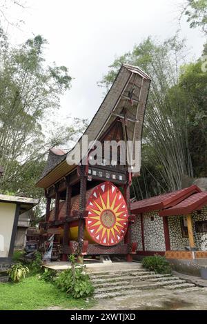 Die Röhre stellt ein Familiengrab da, in der Toraja ihre Angehörigen beerdigen. Religion Ihre ursprüngliche Religion bezeichnet man heute als Rituale der Ahnen aluk to dolo. Sie basieren auf den Gegensätzen Leben und Tod, Ost und West, Sonnenaufgang und - untergang. Viele Riten bleiben erhalten, obwohl mit den Holländern auch Missionare kamen. Diese untersagen zum Beispiel alle Bräuche zur Förderung der Fruchtbarkeit, befürworten aber den Totenkult. Das Bestatungsritual aluk rambe matampu gewann dadurch in der Gesellschaft der Toraja an Bedeutung. Ihre verstorbenen Familienmitgli Stockfoto