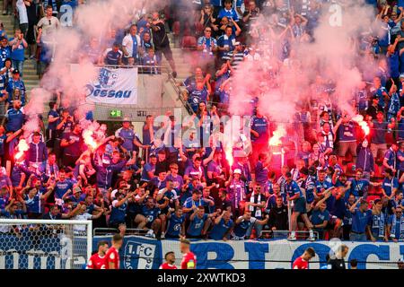 Offenbach, Deutschland. August 2024. Fans/Anhaenger von Magdeburg zuenden Pyrotechnik, GER, Kickers Offenbach vs. 1. FC Magdeburg, Fußball, DFB-Pokal, 1. Runde, Saison 2024/2025, 19.08.2024. DIE DFB-VORSCHRIFTEN VERBIETEN DIE VERWENDUNG VON FOTOS ALS BILDSEQUENZEN UND/ODER QUASI-VIDEO. Foto: Eibner-Pressefoto/Florian Wiegand Credit: dpa/Alamy Live News Stockfoto