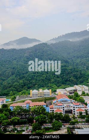 Wolken, die über einem bewaldeten Hügel in Penang, Malaysia, Rollen Stockfoto