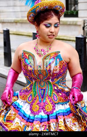 Mitglied einer bolivianischen Tanzgruppe am Whitehall Place nach der Teilnahme an der St. Patricks Day Parade im Zentrum von London. März 2024. Stockfoto