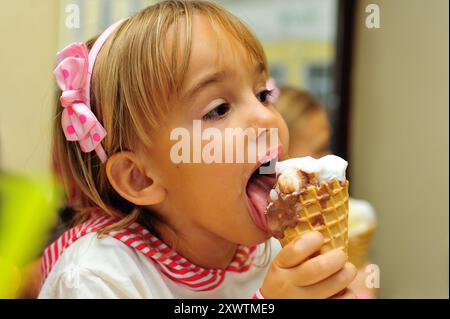 Kind, Kinder, Sinne, Geschmackssinn, Essen, Süßigkeiten, Eisdiele, Eis, Konsum, Köstlichkeiten, Mädchen, Stockfoto