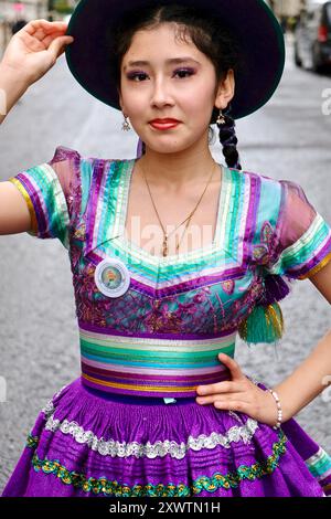 Mitglied einer bolivianischen Tanzgruppe am Whitehall Place nach der Teilnahme an der St. Patricks Day Parade im Zentrum von London. März 2024. Stockfoto