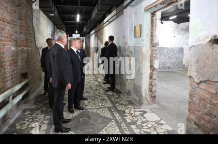 Beslan, Russland. August 2024. Der russische Präsident Wladimir Putin, Mitte, begleitet von Nordossetien-Alania-Chef Sergei Menyailo, links, und dem nordkaukasischen Bundesbezirksgesandten Yury Chaika, reist am 20. August 2024 in Beslan, Republik Nordossetien-Alanien, Russland. Die Schule ist der Ort der tödlichsten Schulschießerei in der Geschichte, die mit dem Tod von 334 Menschen endete. Quelle: Vyacheslav Prokofyev/Kreml Pool/Alamy Live News Stockfoto