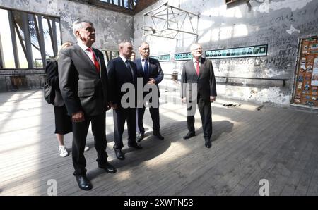 Beslan, Russland. August 2024. Der russische Präsident Wladimir Putin, Mitte, begleitet von Nordossetien-Alania-Chef Sergei Menyailo, links, und dem nordkaukasischen Bundesbezirksgesandten Yury Chaika, reist am 20. August 2024 in Beslan, Republik Nordossetien-Alanien, Russland. Die Schule ist der Ort der tödlichsten Schulschießerei in der Geschichte, die mit dem Tod von 334 Menschen endete. Quelle: Vyacheslav Prokofyev/Kreml Pool/Alamy Live News Stockfoto