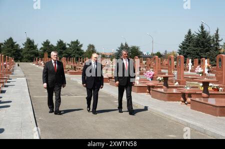 Beslan, Russland. August 2024. Der russische Präsident Wladimir Putin, Mitte, begleitet von Nordossetien-Alania-Chef Sergei Menyailo, links, und der nordkaukasische Bundesbezirksgesandte Juri Chaika, zollt seinen Respekt auf dem Gedenkfriedhof der Stadt der Engel, 20. August 2024 in Beslan, Republik Nordossetien-Alanien, Russland. Beslan ist der Schauplatz der tödlichsten Schulschießerei der Geschichte, die mit dem Tod von 334 Menschen endete. Quelle: Vyacheslav Prokofyev/Kreml Pool/Alamy Live News Stockfoto