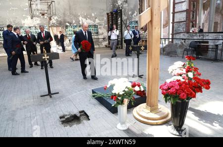 Beslan, Russland. August 2024. Der russische Präsident Wladimir Putin, Mitte, stellt Blumen auf einer Gedenkstätte in der ehemaligen Beslan Schule Nr. 1 am 20. August 2024 in Beslan, Republik Nordossetien-Alanien, Russland. Die Schule ist der Ort der tödlichsten Schulschießerei in der Geschichte, die mit dem Tod von 334 Menschen endete. Quelle: Vyacheslav Prokofyev/Kreml Pool/Alamy Live News Stockfoto
