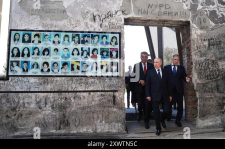 Beslan, Russland. August 2024. Der russische Präsident Wladimir Putin, Mitte, begleitet von Nordossetien-Alania-Chef Sergei Menyailo, links, und dem nordkaukasischen Bundesbezirksgesandten Yury Chaika, reist am 20. August 2024 in Beslan, Republik Nordossetien-Alanien, Russland. Die Schule ist der Ort der tödlichsten Schulschießerei in der Geschichte, die mit dem Tod von 334 Menschen endete. Quelle: Vyacheslav Prokofyev/Kreml Pool/Alamy Live News Stockfoto