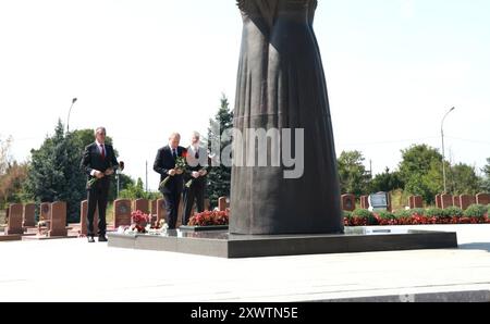 Beslan, Russland. August 2024. Der russische Präsident Wladimir Putin, Mitte, begleitet von Nordossetien-Alania-Chef Sergei Menyailo, links, und der nordkaukasische Bundesbezirksgesandte Juri Chaika, zollt seinen Respekt auf dem Gedenkfriedhof der Stadt der Engel, 20. August 2024 in Beslan, Republik Nordossetien-Alanien, Russland. Beslan ist der Schauplatz der tödlichsten Schulschießerei der Geschichte, die mit dem Tod von 334 Menschen endete. Quelle: Vyacheslav Prokofyev/Kreml Pool/Alamy Live News Stockfoto