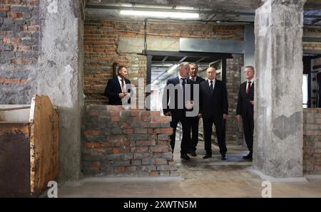 Beslan, Russland. August 2024. Der russische Präsident Wladimir Putin, Mitte, begleitet von Nordossetien-Alania-Chef Sergei Menyailo, links, und dem nordkaukasischen Bundesbezirksgesandten Yury Chaika, reist am 20. August 2024 in Beslan, Republik Nordossetien-Alanien, Russland. Die Schule ist der Ort der tödlichsten Schulschießerei in der Geschichte, die mit dem Tod von 334 Menschen endete. Quelle: Vyacheslav Prokofyev/Kreml Pool/Alamy Live News Stockfoto