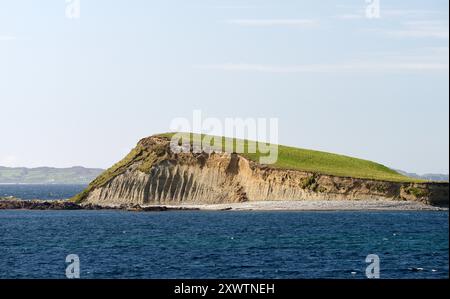 Inish Broon Inishbroon Island westlich von Curragh Beach am Rinvyle Point im Norden von Connemara, Irland. Mit Gully Erosion und Quarz Kieselstrand Stockfoto