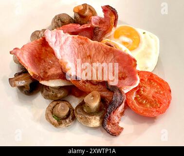Komplettes englisches Frühstück mit Speck, Eiern, Pilzen, Tomaten Stockfoto