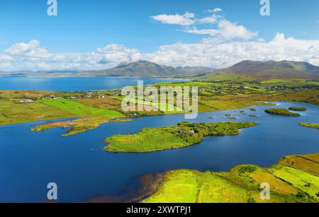 Nordöstlich über Tully Lough zum Eingang zum Killary Harbour und weiter zum Mweelrea Mountain. North Connemara, Irland. Spätsommer Stockfoto