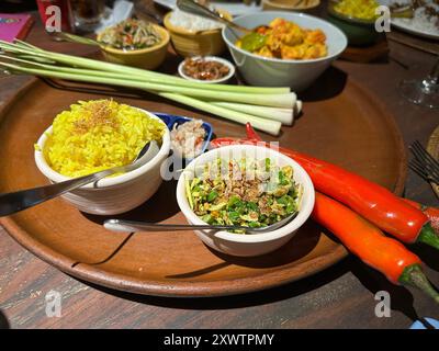 Beilagen mit Reis, Salat, Chilis und Sambals in einem Restaurant in Bali, Indonesien Stockfoto