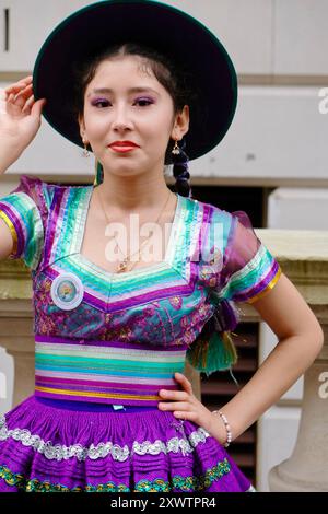 Mitglied einer bolivianischen Tanzgruppe am Whitehall Place nach der Teilnahme an der St. Patricks Day Parade im Zentrum von London. März 2024. Stockfoto