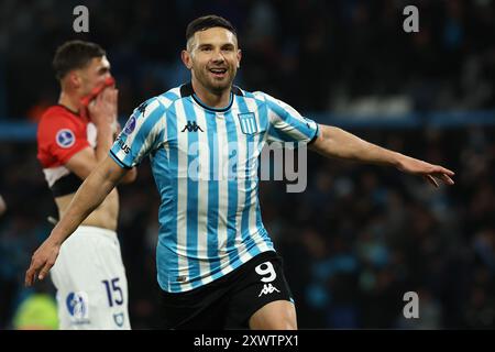 Adrian Martinez, Stürmer des argentinischen Racing Clubs, feiert, nachdem er am 20. August 2024 im Stadion Presidente Peron in Avellaneda, Buenos Aires, Argentinien das zweite Tor gegen den chilenischen Huachipato erzielt hat. Stockfoto