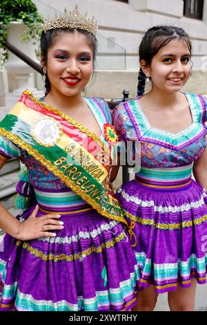 Mitglieder einer bolivianischen Tanzgruppe am Whitehall Place nach der Teilnahme an der St. Patricks Day Parade im Zentrum von London. März 2024. Stockfoto