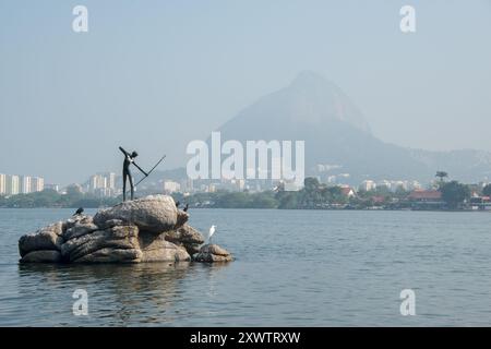 Curumim-Statue in der Lagune von Rodrigo de Freitas, Rio de Janeiro, Brasilien Stockfoto