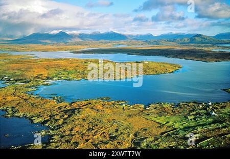 Ne über Inishnee Island in Bertraghboy Bay in der Nähe von Roundstone bis zu den Twelve Pins Mountains, auch bekannt als Twelve Bens. Region Connemara, Co. Galway, Irland Stockfoto