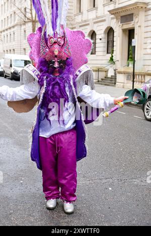 Mitglied einer bolivianischen Tanzgruppe am Whitehall Place nach der Teilnahme an der St. Patricks Day Parade im Zentrum von London. März 2024. Stockfoto