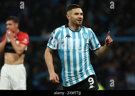 Adrian Martinez, Stürmer des argentinischen Racing Clubs, feiert, nachdem er am 20. August 2024 im Stadion Presidente Peron in Avellaneda, Buenos Aires, Argentinien das zweite Tor gegen den chilenischen Huachipato erzielt hat. Stockfoto