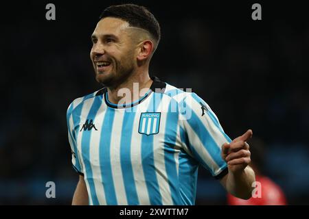 Adrian Martinez, Stürmer des argentinischen Racing Clubs, feiert, nachdem er am 20. August 2024 im Stadion Presidente Peron in Avellaneda, Buenos Aires, Argentinien das zweite Tor gegen den chilenischen Huachipato erzielt hat. Stockfoto