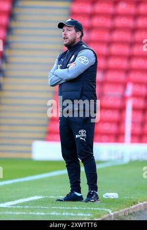 Oakwell Stadium, Barnsley, England - 20. August 2024 Darrell Clarke Manager von Barnsley - während des Spiels Barnsley gegen Manchester United U21's, Bristol Street Motors Trophy, 2024/25, Oakwell Stadium, Barnsley, England - 20. August 2024 Credit: Arthur Haigh/WhiteRosePhotos/Alamy Live News Stockfoto