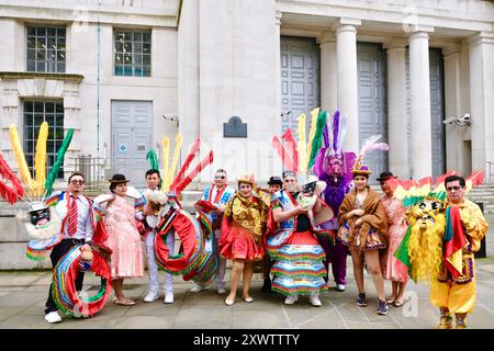 Mitglieder einer bolivianischen Tanzgruppe in der Horse Guards Avenue nach der Teilnahme an der St. Patricks Day Parade im Zentrum von London. März 2024. Stockfoto