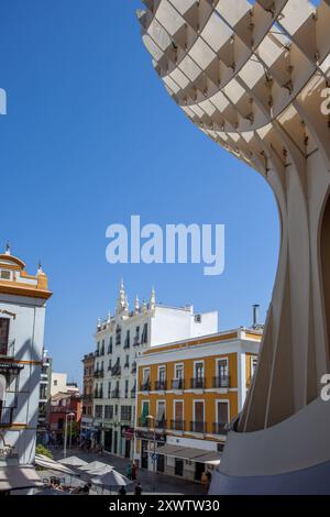 Metropol Parasol oder Setas de Sevilla (alias Las Setas, „die Pilze“), im Vordergrund mit Cala Regina im Hintergrund, Sevilla, Spanien. Stockfoto