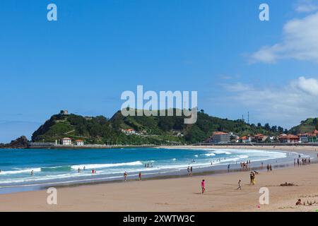 Santa Marina Beach (Playa de Santa Marina) in der malerischen Stadt Ribadesella, mit Blick auf Monte Corberu und La Guia Kapelle, Asturien, Spanien. Stockfoto