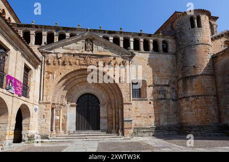 Die romanische Stiftskirche Santa Juliana in der historischen und mittelalterlichen Stadt Santillana del Mar in Kantabrien, Spanien. Stockfoto