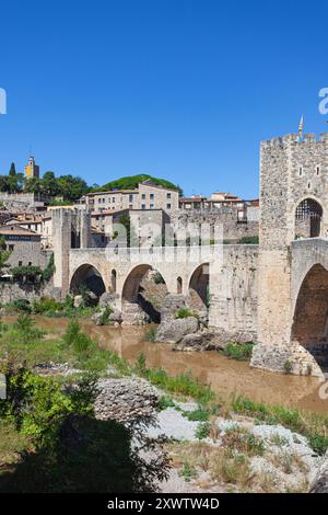 Die romanische Brücke aus dem 12. Jahrhundert, die den Fluss Fluvià überquert, in der historischen Stadt Besalú in Katalonien, Spanien. Stockfoto