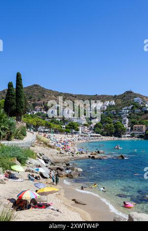 Der wunderschöne Strand von Canyelles Petites (Platja Canyelles Petites) liegt in der Nähe der Stadt Roses an der Costa Brava in Katalonien, Spanien. Stockfoto