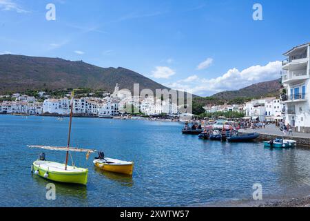 Die malerische Stadt und Bucht von Cadaqués, gelegen in der Mitte der Halbinsel Cap de Creus, an der Costa Brava des Mittelmeers, Spanien. Stockfoto